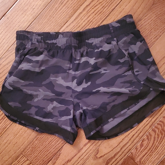 ATHLETA BLACK CAMO PRINTED MESH RACER RUN MID RISE 4" SHORTS - Picture 1 of 5